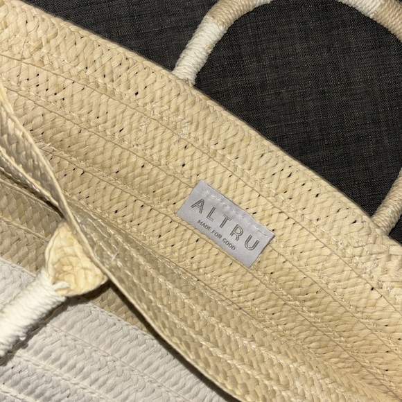 Brand New Altru Straw Tote w Tassels Dustbag and BONUS 👛🌞 - Picture 2 of 9
